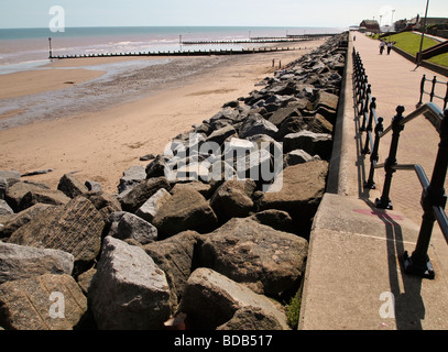 Plage mer mur et promenade de Withernsea East Yorkshire UK Banque D'Images