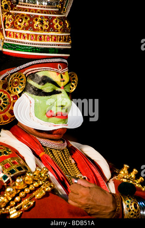 - Danseuse de Kathakali danse classique indienne très stylisés théâtre, Kerala, Inde Banque D'Images