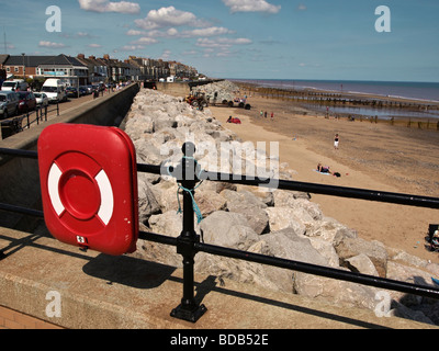 Plage mer mur et promenade de Withernsea East Yorkshire UK Banque D'Images