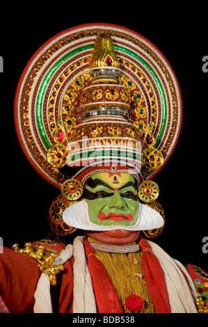 Les expressions faciales du danseur de Kathakali hautement stylisée - théâtre danse classique indienne, Kerala, Inde Banque D'Images