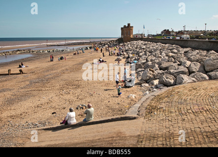Plage mer mur et promenade de Withernsea East Yorkshire UK Banque D'Images