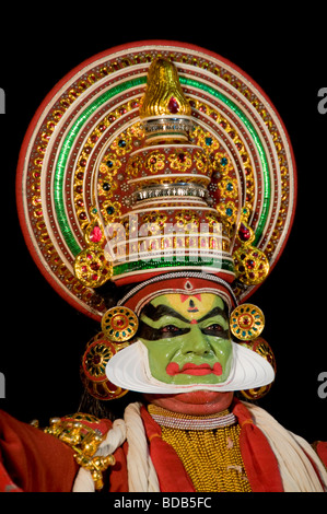 - Danseuse de Kathakali danse classique indienne très stylisés théâtre, Kerala, Inde Banque D'Images