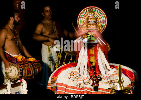 Motion Blur dancer performing on stage - danse traditionnelle indienne Kathakali - Rugmangadhacharitham Banque D'Images