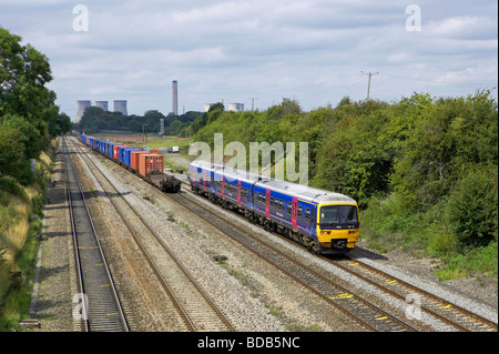 Une première grande classe 165 de l'Ouest adopte un intermodal DBS juste au sud de Didcot travaillant un service Paddington Oxford le 13 08 09 Banque D'Images