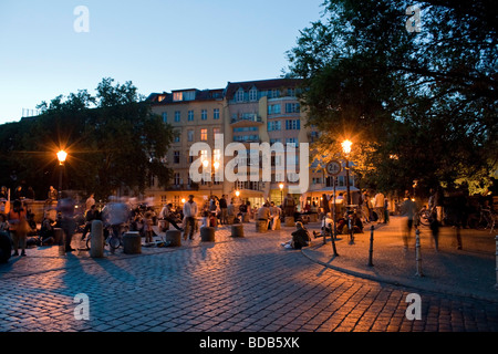 Point de rencontre pour les jeunes à l'admirals pont sur le Landwehrkanal dans Kreuzberg Berlin Banque D'Images