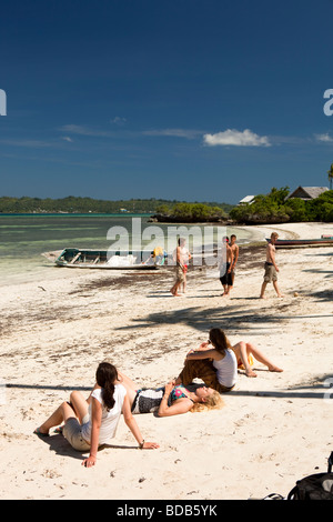 L'île de Sulawesi Indonésie Hoga Wallacea Opération bénévoles détente sur la plage Banque D'Images