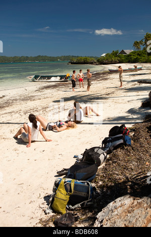 L'île de Sulawesi Indonésie Hoga Wallacea Opération bénévoles détente sur la plage Banque D'Images