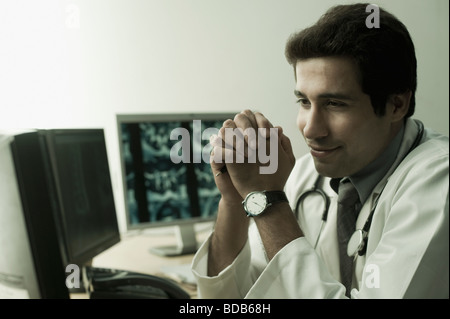 Close-up of a male doctor smiling Banque D'Images