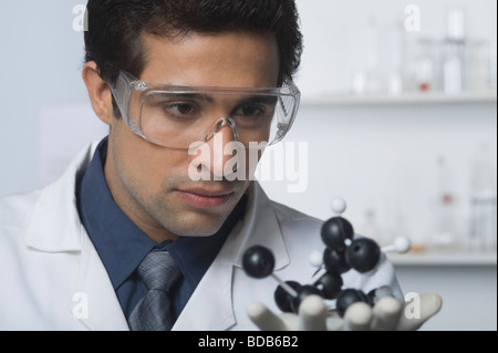 Scientist holding molecular model dans un laboratoire Banque D'Images