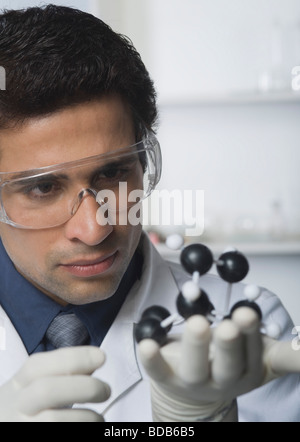 Scientist holding molecular model dans un laboratoire Banque D'Images