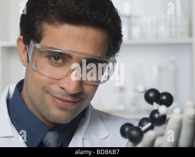 Scientist holding molecular model dans un laboratoire Banque D'Images