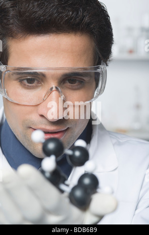 Scientist holding molecular model dans un laboratoire Banque D'Images