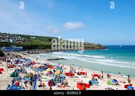 Une longue journée à la plage de porthmeor summers, st.ives à Cornwall, uk Banque D'Images