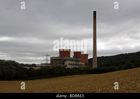 L'Ironbridge, centrale à charbon à Buildwas façon incongrue tours au-dessus d'un champ de blé Banque D'Images