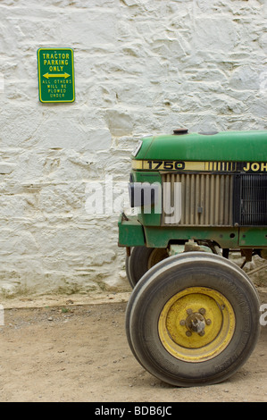 Tracteur vert stationné à l'extérieur du Bel Air Inn, à côté de 'uniquement' Stationnement du tracteur signe, île de Sark, Channel Islands Banque D'Images