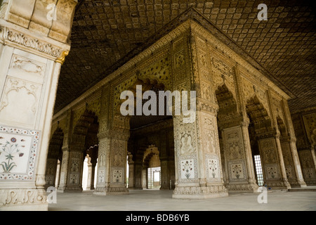 Diwan I Khas - ou salle des Audience privée - à l'intérieur le Fort Rouge. Les colonnes en pierre incrustée de pierres semi-précieuses. Delhi. L'Inde. Banque D'Images