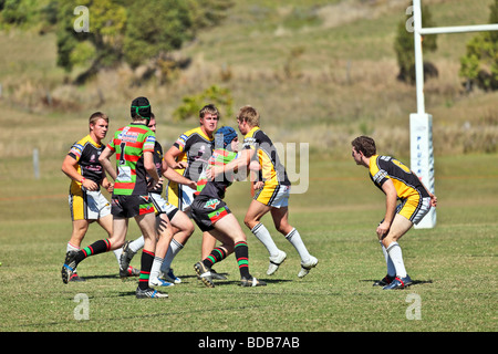 Des équipes de la ligue de rugby Australienne jouant un match montrant les éléments d'une mêlée d'exécution des coups de pied et s'attaquer à Banque D'Images