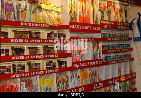 Bâtonnets de rock en magasin sur la célèbre Golden Mile. Banque D'Images