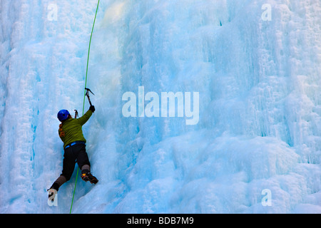 Grimpeur sur glace sur les chutes supérieures de la Johnston Creek Canyon Johnston en hiver Parc national Banff Canadian Rocky Mountains Banque D'Images