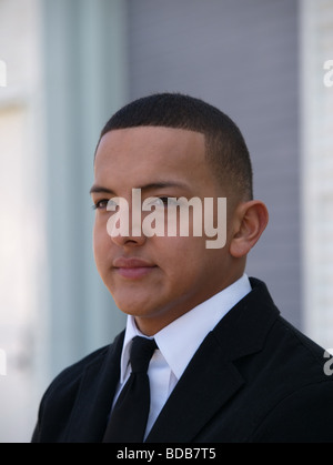 Portrait jeune homme avec les cheveux courts et dans un costume noir. Banque D'Images