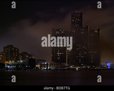 Skyline de Detroit Michigan après le feu d'artifice, il y a une brume de fumée sur la ville. Banque D'Images