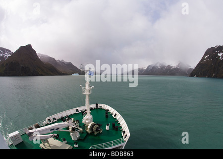 Akademik Sergey Vavilov croisière antarctique navire navigue dans la Fortuna Bay Géorgie du Sud Antarctique Banque D'Images