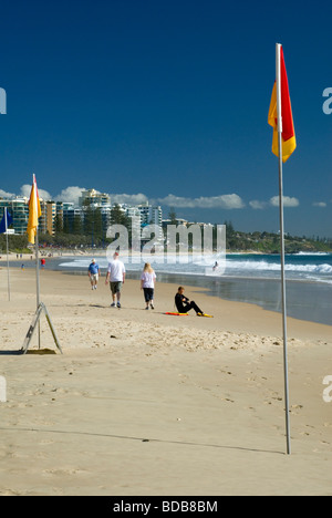 Zone de sécurité des sauveteurs bénévoles les drapeaux à Mooloolaba Sunshine Coast Australie Queensland Banque D'Images