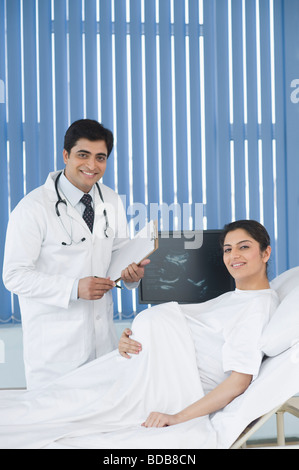 Femme avec un médecin homme smiling Banque D'Images