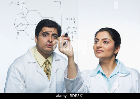 Les scientifiques de travailler sur un problème Banque D'Images