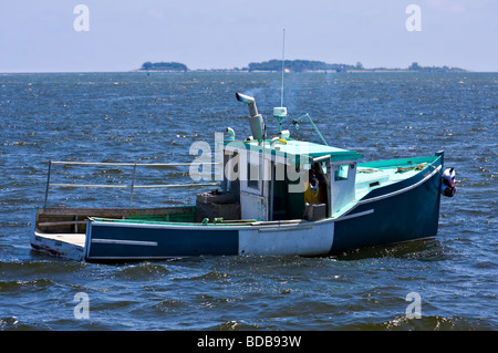 Bateau de pêche commerciale. Langoustier contrôle sur ses pièges dans l'Atlantique Nord au large de la côte Est des États-Unis. Banque D'Images