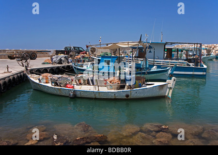 Assortiment de bateaux de pêche dans le port de plaisance de Latchi Chypre Banque D'Images