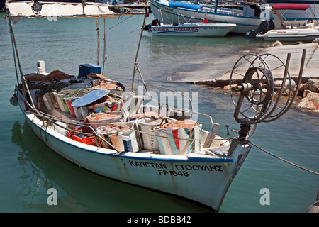 Assortiment de bateaux dans la marina de Latchi Chypre Banque D'Images
