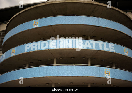 Fierté à l'Etihad Stadium en spirale bataille Banque D'Images