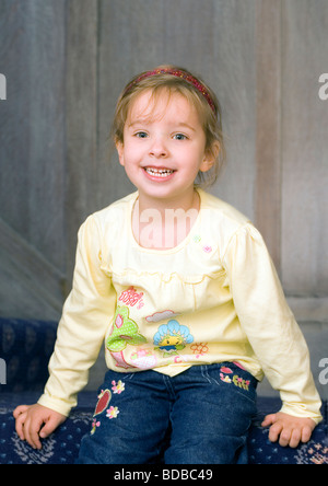 Jolie fillette de quatre ans dans les escaliers - Londres, Angleterre, Royaume-Uni, Europe Banque D'Images