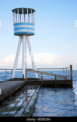 Station de secouriste conçue par Arne Jacobsen à la station balnéaire de Bellevue Beach près de Copenhague au Danemark, par temps froid hors saison. Architecte moderniste. Banque D'Images