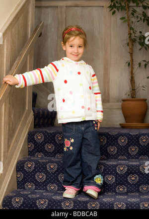 Jolie fillette de quatre ans dans les escaliers - Londres, Angleterre, Royaume-Uni, Europe Banque D'Images