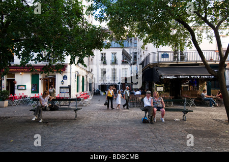 Petite place typiquement français à Le Marais, Paris, FR Banque D'Images