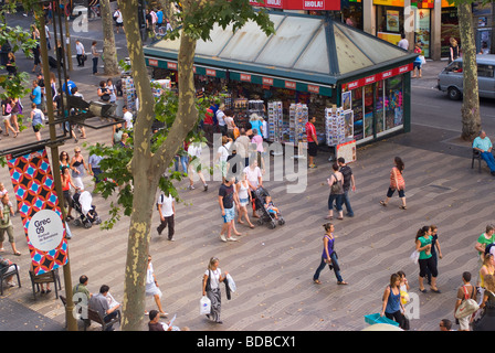 Vue aérienne de l'agitation de gens de Las Ramblas avec Catelonia marché commerçant de Barcelone Espagne Décrochage Banque D'Images