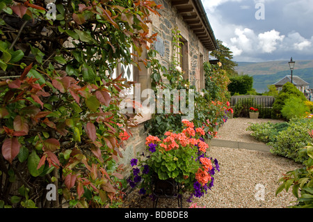 Cottages en pierre construit pour loger les travailleurs de l'usine et de l'ardoise dans le village écossais de Luss. Banque D'Images