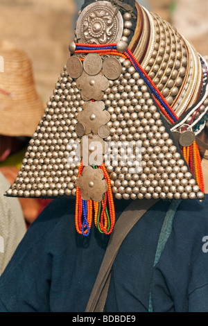 Coiffure femme avec Tribal Akha à Xiding marché, Yunnan, Chine Banque D'Images