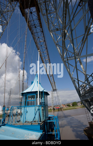 Vue de Newport sur la rivière Usk à Newport avec bureau de contrôle où siège conducteur quand bridge est ouvert. Banque D'Images