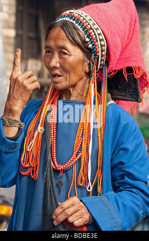 Tribal Akha woman gesturing à Xiding marché, Yunnan, Chine Banque D'Images