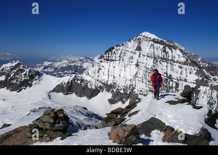 Sommet du Hockenhorn grimpeur atteint 3293m à 3699m Balmhorn alpes bernoises en Suisse Banque D'Images