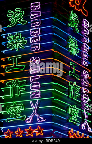 L'enseigne au néon d'un salon de coiffure à Jinghong City, Yunnan, Chine Banque D'Images