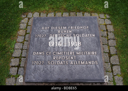 Plaque commémorative au cimetière allemand de Fricourt Fricourt sur la Somme Banque D'Images