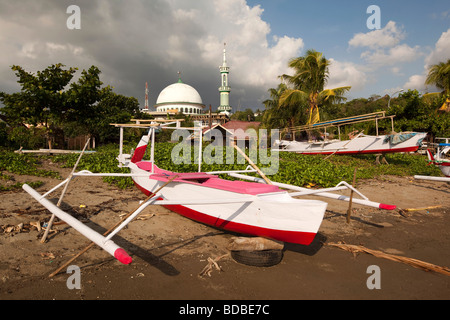 Indonésie Sulawesi Tape tape les bateaux de pêche en face de la mosquée en bord de mer Banque D'Images