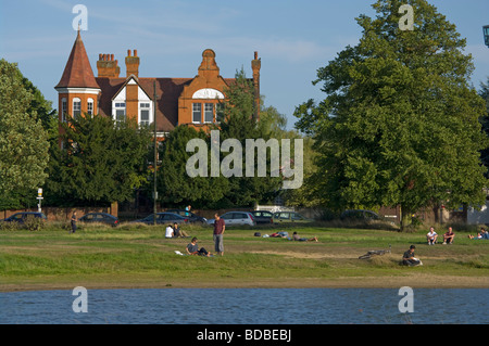 Les gens se détendre sur Wimbledon Common sur un soir d'été Banque D'Images