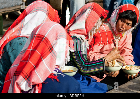 Hani femmes tribales à Xiding profitant du marché soupe de nouilles pour le petit-déjeuner, Yunnan, Chine Banque D'Images