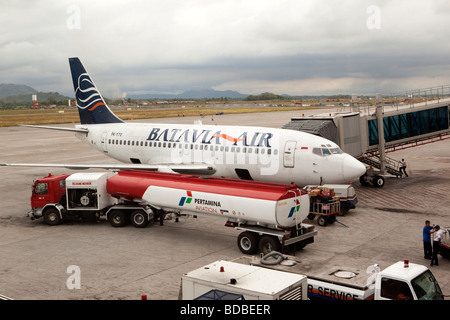 L'aéroport de Makassar Sulawesi Indonésie Batavia Air plane sur l'aire de ravitaillement Banque D'Images