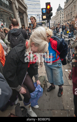 Pirates de l'espace de la consommation d'attaque sur la rue Oxford avec un 'SWAP n'Shop' vêtements swap - un 'restyling fashion mash-up event' Banque D'Images